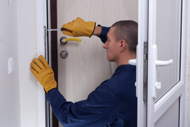 istock repair door lock 900669598