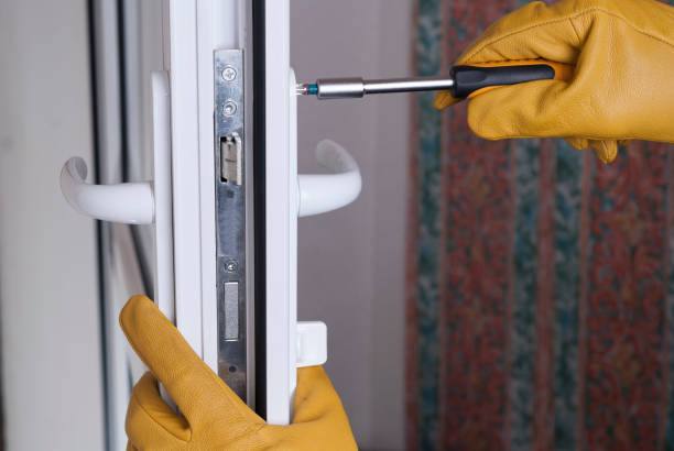 istock repair door lock 900669622