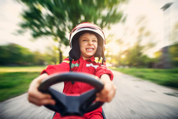 porträt des kleinen jungen schnell seine spielzeug-auto fahren - six speed stock-fotos und bilder