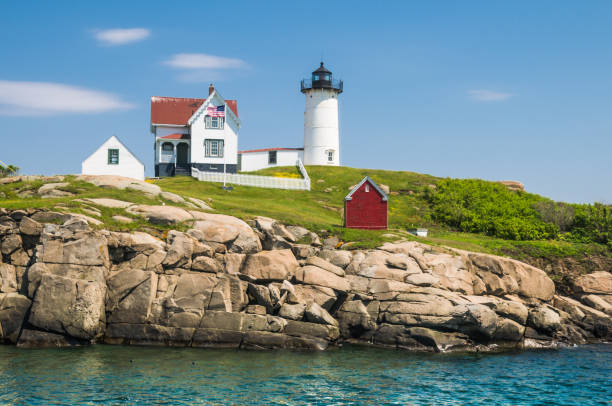 kultige maine leuchtturm - maine flag nubble lighthouse new england stock-fotos und bilder