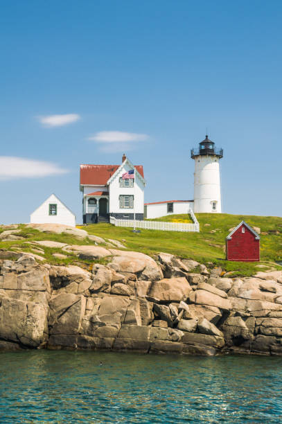 maine phare côtier - flag maine nubble lighthouse vertical photos et images de collection