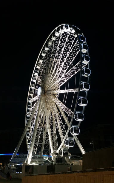 the echo wheel of liverpool / liverpool eye by night - keel wharf waterfront del fiume mersey, liverpool, regno unito - ferris wheel wheel night neon light foto e immagini stock