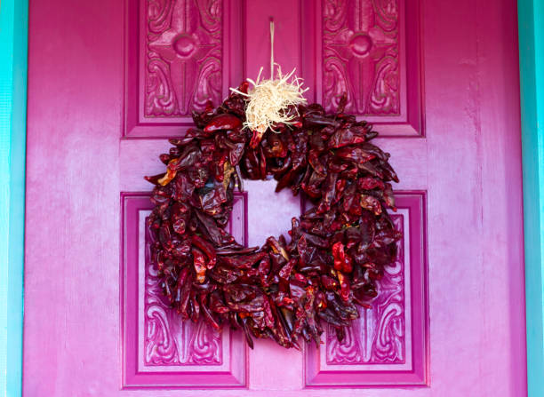 санта-фе стиль: рождество чили перец ristra венок на двери - wreath chili pepper pepper ristra стоковые фото и изображения