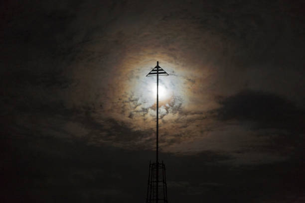 résumé historique de la pleine lune qui s’élève derrière la silhouette de fer post sur torrey pines gliderport à san diego - gliderport photos et images de collection