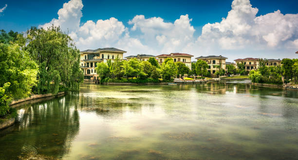 vista de quintal gramado de um típico apartamento complexo edifício na área suburbana em humble, texas, eua. pôr do sol com luz quente. estilo de panorama. - city of china texas - fotografias e filmes do acervo