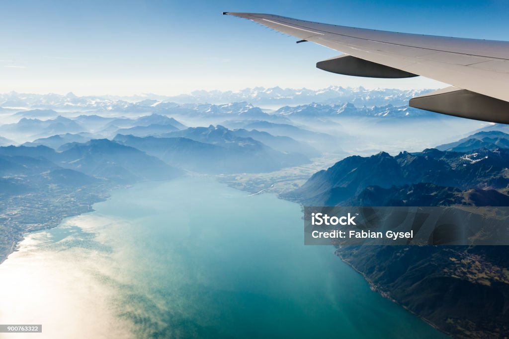 Alpine Landschaft aus der Luft durch die Flugzeugfenster - Lizenzfrei Flugzeug Stock-Foto