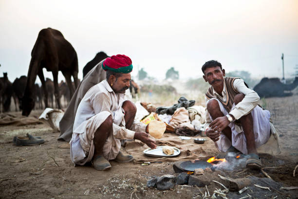 верблюжьи трейдеры в пушкаре - business traditional culture journey india стоковые фото и изображения