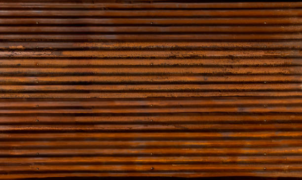 recinzione di zinco ondulato con vecchia superficie arrugginito marrone per lo sfondo. - corrugated steel foto e immagini stock