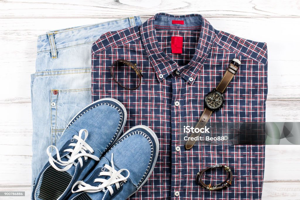 Ropa Casual De Los Hombres De Los Hombres Ropa De Moda Y Accesorios En Fondo Blanco De Madera Endecha Plana Foto de stock y más banco de imágenes de Posición horizontal desde Ropa Casual De Los Hombres De Los Hombres Ropa De Moda Y Accesorios En Fondo Blanco De Madera Endecha Plana Foto de stock y más banco de imágenes de Posición horizontal desde