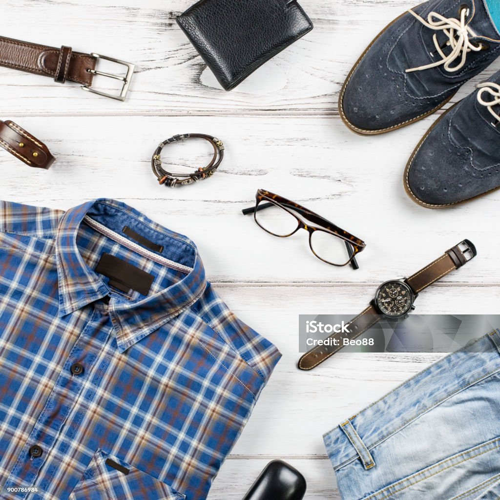 Ropa Casual De Los Hombres De Los Hombres Ropa De Moda Y Accesorios En Fondo Blanco De Madera Foto de stock y más banco de imágenes de Ropa de caballero - iStock Ropa Casual De Los Hombres De Los Hombres Ropa De Moda Y Accesorios En Fondo Blanco De Madera Foto de stock y más banco de imágenes de Ropa de caballero - iStock