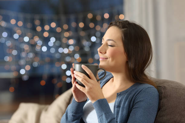 女性の夜を家で飲むコーヒーをリラックス - time for tea ストックフォトと画像