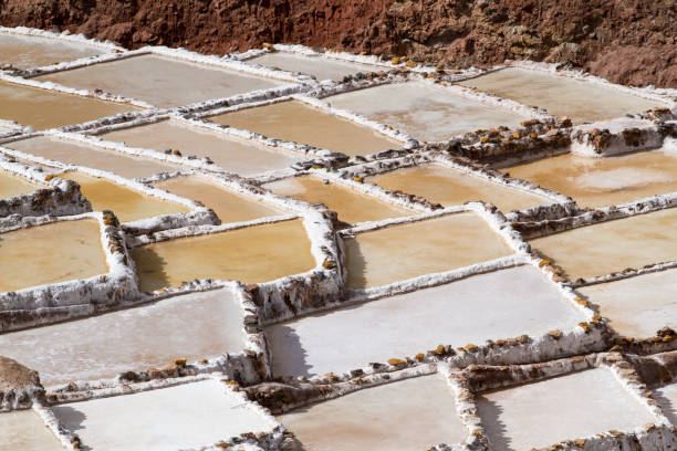 マラス塩の蒸発の池の棚田 - traditional salt farming ストックフォトと画像
