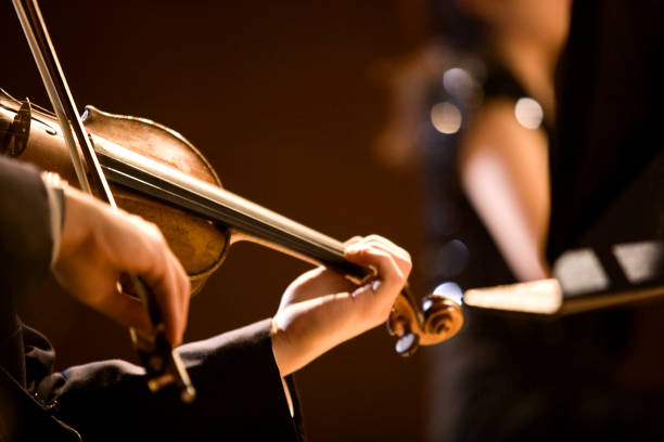 mädchen hand auf die strings einer violine - orchester stock-fotos und bilder