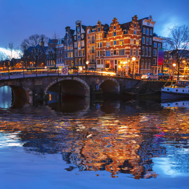 escena de canal tranquilo de ámsterdam, países bajos - keizersgracht fotografías e imágenes de stock