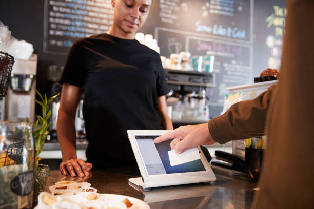 istock Customer Paying In Coffee Shop Using Credit Card 900828734