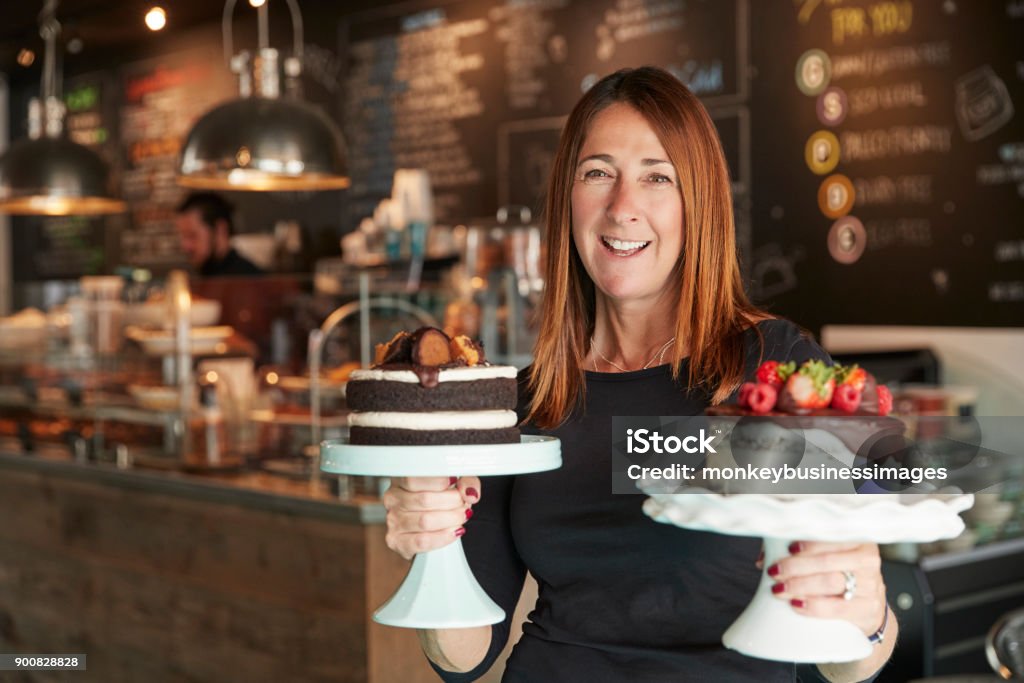 Portrait de femme propriétaire avec gâteaux sur les Stands dans les Coffee Shop - Photo de Boulanger libre de droits