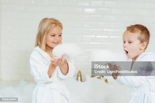 Bambini Che Giocano Nella Vasca Da Bagno Con Schiuma - Fotografie stock e altre immagini di Bagno domestico