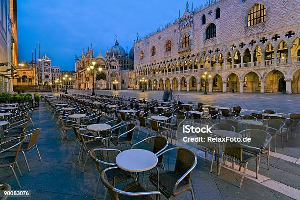 Crepuscolo Di St Mark S Square In Venice Xl - Fotografie stock e altre immagini di Solitudine - Solitudine, Venezia, Ambientazione esterna