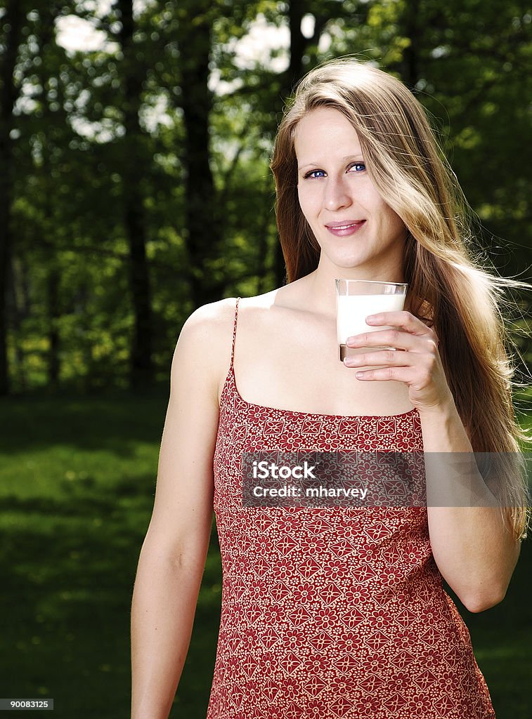 Jeune femme avec un verre de lait dans l'air - Photo de Adulte libre de droits