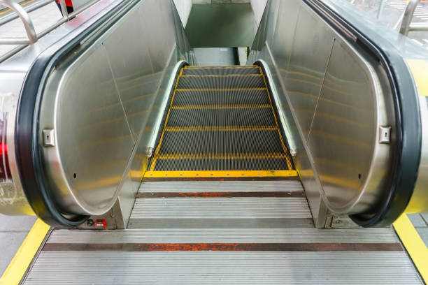Escalator in metro. Moving up staircase. escalator. electric escalator.Close up to escalators. electric escalator.Close up floor platform. yellow bands. metal line steel. yellow gray steel line.Moving escaleras mecánicas en metro. subir escalera. escaleras mecánicas. escalera eléctrica. cerca de escaleras mecánicas. escalera eléctrica. cerca de plataforma de piso. bandas amarillas. acero línea metal. línea de acero gris amarillo. en movimiento