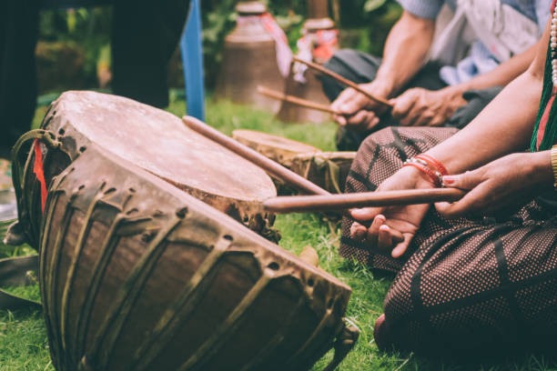 네팔에 막대기와 가죽 드럼 연주 하는 사람들의 자른된 샷 - om sound 뉴스 사진 이미지