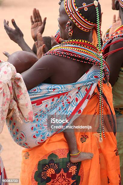 アフリカの民族舞踊 - マサイ族のストックフォトや画像を多数ご用意 - マサイ族, 娘, 母親