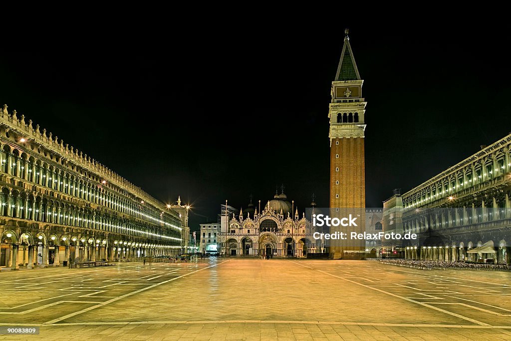 Noite no St. Mark's square com Campanile em Veneza - Foto de stock de Basílica royalty-free