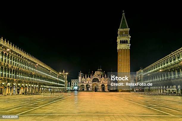 Foto de Noite No St Marks Square Com Campanile Em Veneza e mais fotos de stock de Basílica - Basílica, Basílica de São Marcos, Campanário - Veneza