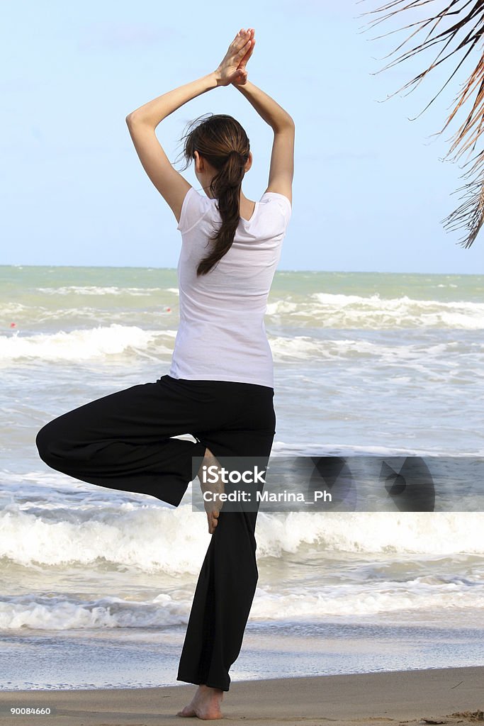 йога на пляже - Стоковые фото Активный образ жизни роялти-фри