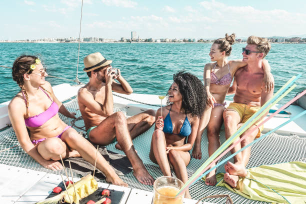 szczęśliwi przyjaciele bawiący się na imprezie łodzi - młodzi ludzie robiący zdjęcia i pijący tropikalne koktajle w ekskluzywnej wycieczce morskiej - styl życia młodzieży, podróże i letnie wakacje - cruise ship cruise beach tropical climate zdjęcia i obrazy z banku zdjęć