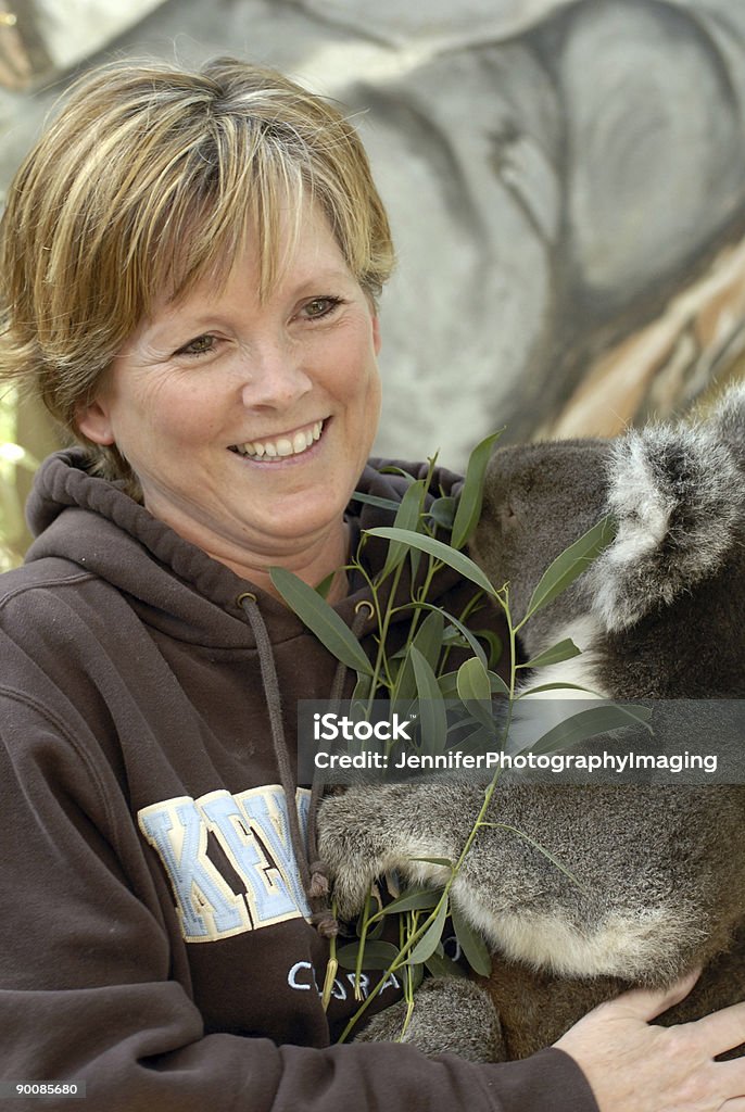 Femme tenant un Koala - Photo de Gardien de zoo libre de droits