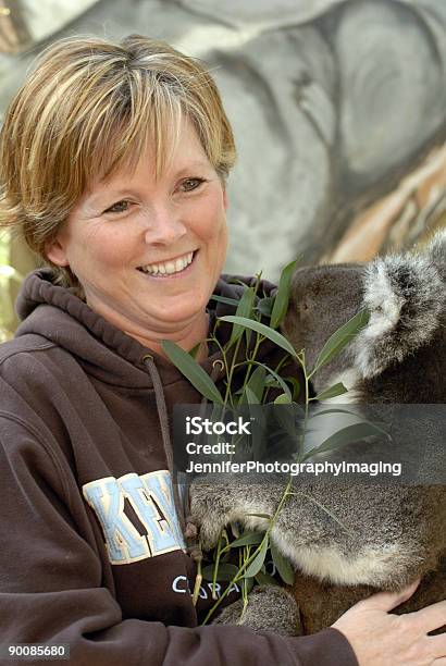 コアラを持つ女性 - 動物園飼育員のストックフォトや画像を多数ご用意 - 動物園飼育員, コアラ, アデレード