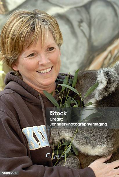 Foto de Mulher Segurando Um Coala e mais fotos de stock de Trabalhador de Zoológico - Trabalhador de Zoológico, Coala, Adelaide
