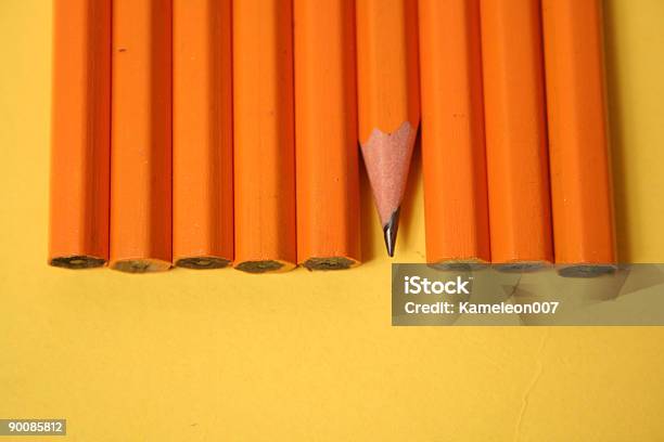 Ołówki Na Żółtym Tle - zdjęcia stockowe i więcej obrazów Bez ludzi - Bez ludzi, Fotografika, Horyzontalny