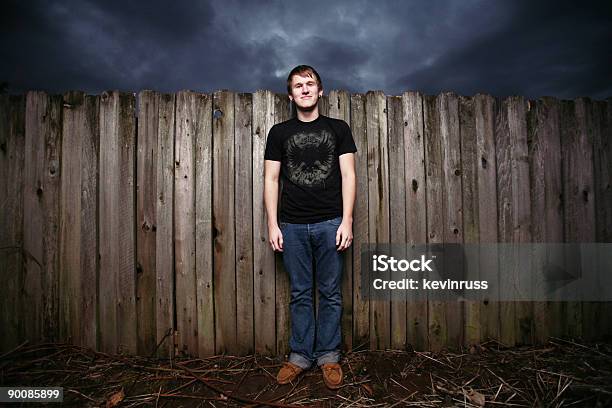 Foto de Adolescentes Masculinos Em Pé Por Um Muro e mais fotos de stock de Adulto - Adulto, Branco, Cena Rural