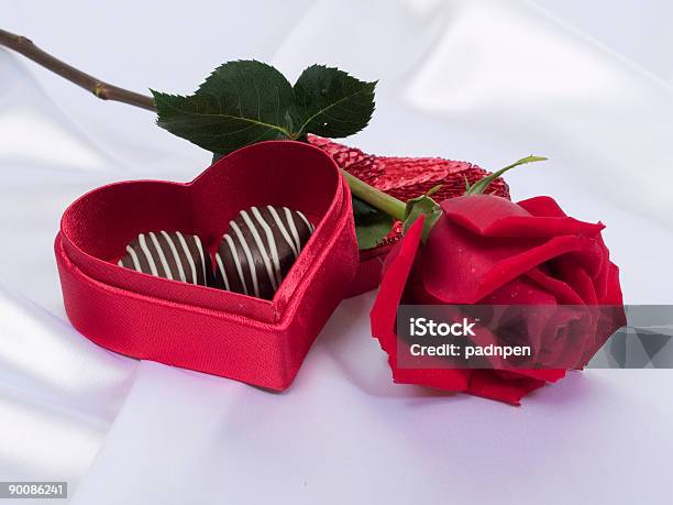 Chocolate E Uma Rosa - Fotografias de stock e mais imagens de Amor - Amor, Chocolate, Comida Doce
