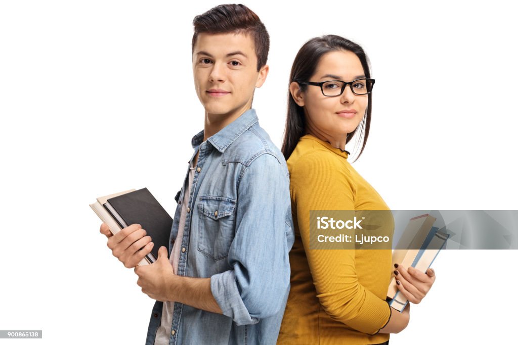 Studenti adolescenti con libri con le spalle l'uno contro l'altro - Foto stock royalty-free di Studente