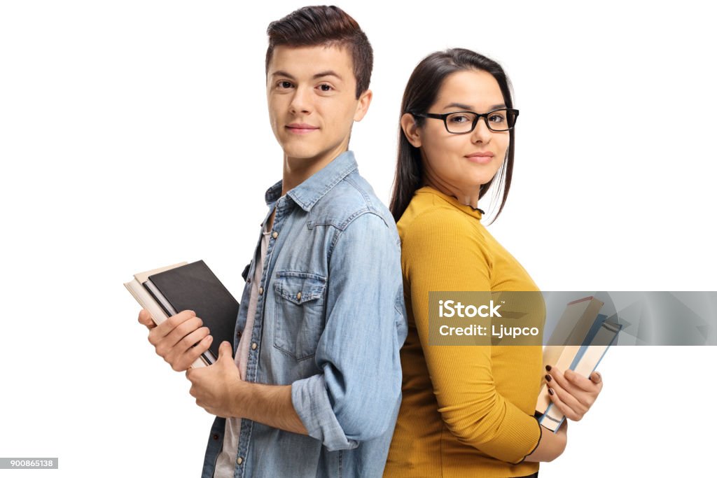 Estudantes adolescentes com livros, com as costas contra o outro - Foto de stock de Estudante royalty-free