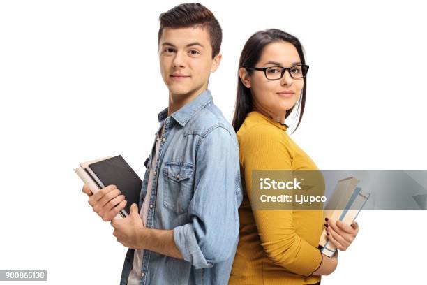 Foto de Estudantes Adolescentes Com Livros Com As Costas Contra O Outro e mais fotos de stock de Estudante