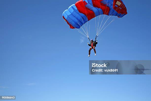 Photo libre de droit de Parachutist Dans Lair banque d'images et plus d'images libres de droit de Parachutisme en chute libre - Parachutisme en chute libre, Atterrir, Activité de loisirs