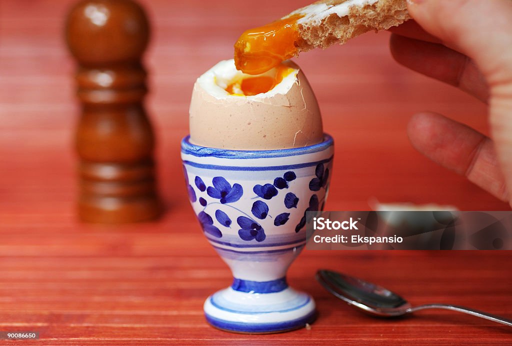 Dunking pane in un morbido Uovo sodo - Foto stock royalty-free di Bianco