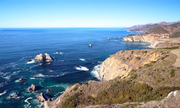 istock Overhead View of Pacific Ocean from Abutting Cliffs 900867818