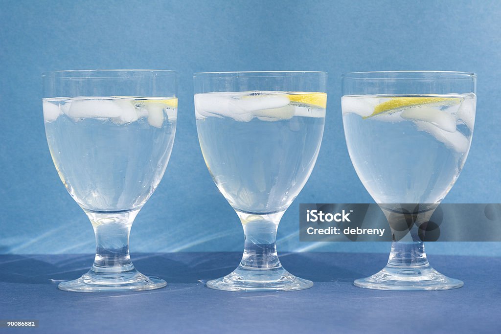 Três copos de água gelada em fundo azul marinho - Royalty-free Azul Foto de stock