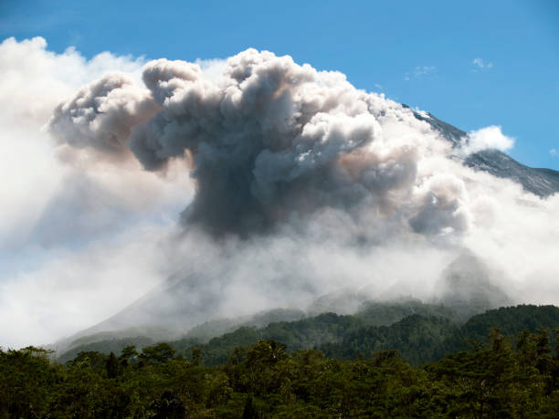 メラピ火山 - anel de fogo do pacifico - fotografias e filmes do acervo