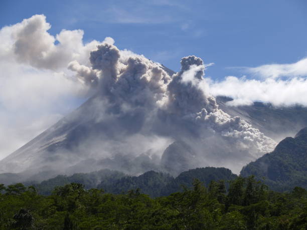 メラピ火山 - anel de fogo do pacifico - fotografias e filmes do acervo