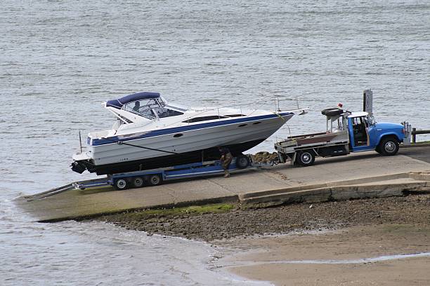 запуск на спуск к воде - vehicle trailer nautical vessel towing yacht стоковые фото и изображения