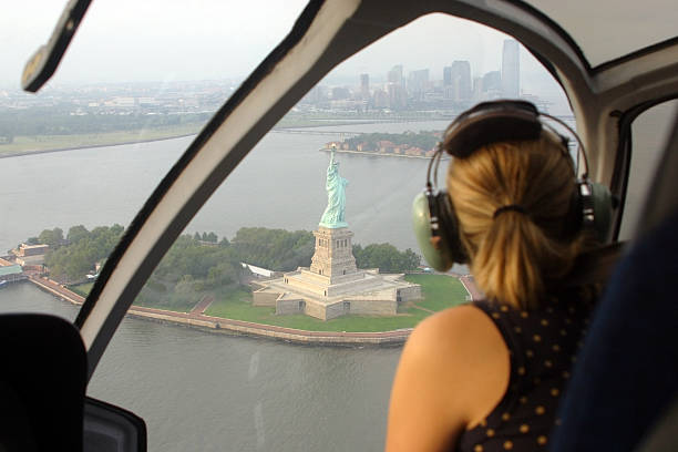 поездка на вертолете - statue of liberty usa new freedom стоковые фото и изображения