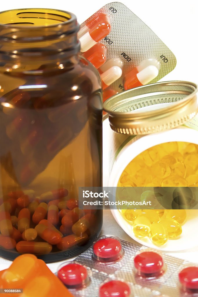 Remédios garrafas com pílulas derramado. - Foto de stock de Amarelo royalty-free