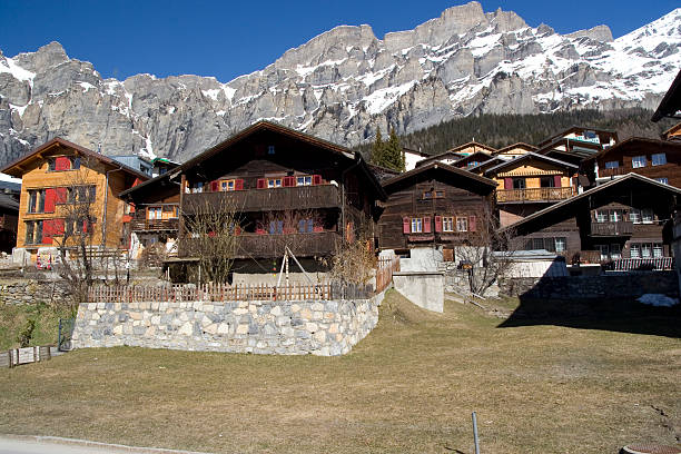 aldeia nos alpes - swisse imagens e fotografias de stock