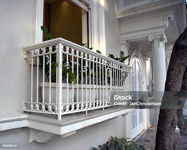 Foto de A Varanda e mais fotos de stock de Arbusto - Arbusto, Azulejo, Beleza